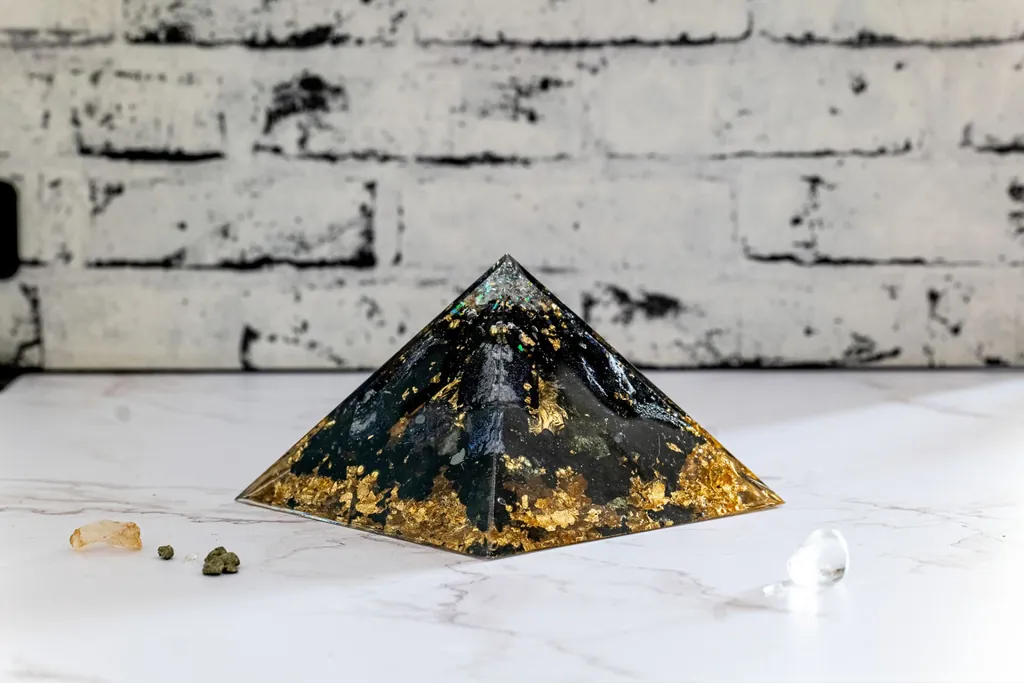 Pranakristall® Orgonit-Pyramide für Raumharmonisierung – handgefertigt mit echten Edelsteinen